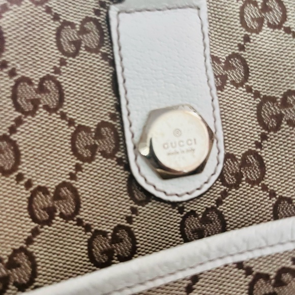 Authentic Gucci Shoulder Bag in Canvas - Picture 3 of 16